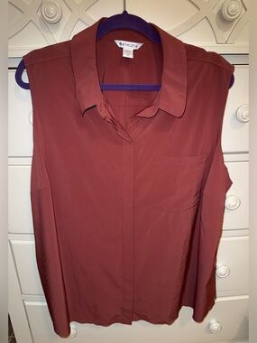 NWOT Athleta Everlasting
Sleeveless Collared Blouse in Rust Color
Size 2X